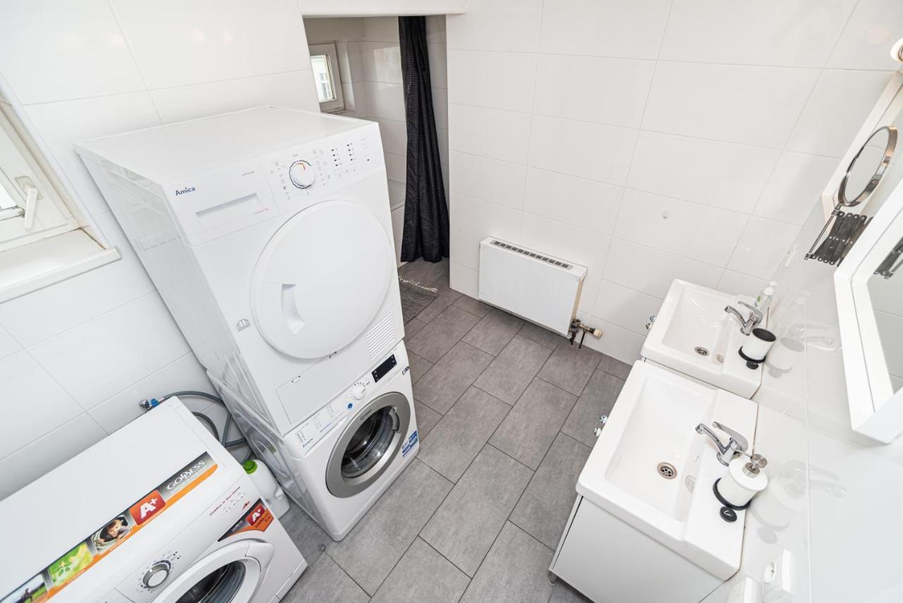 Central, Spacious, Modern 5 Bedrm Duplex W/Balcony Praha Exteriér fotografie