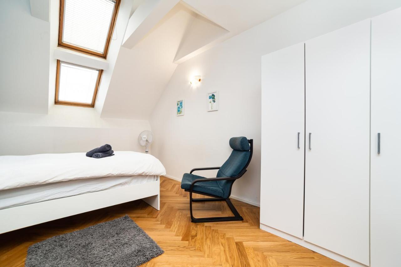 Central, Spacious, Modern 5 Bedrm Duplex W/Balcony Praha Exteriér fotografie
