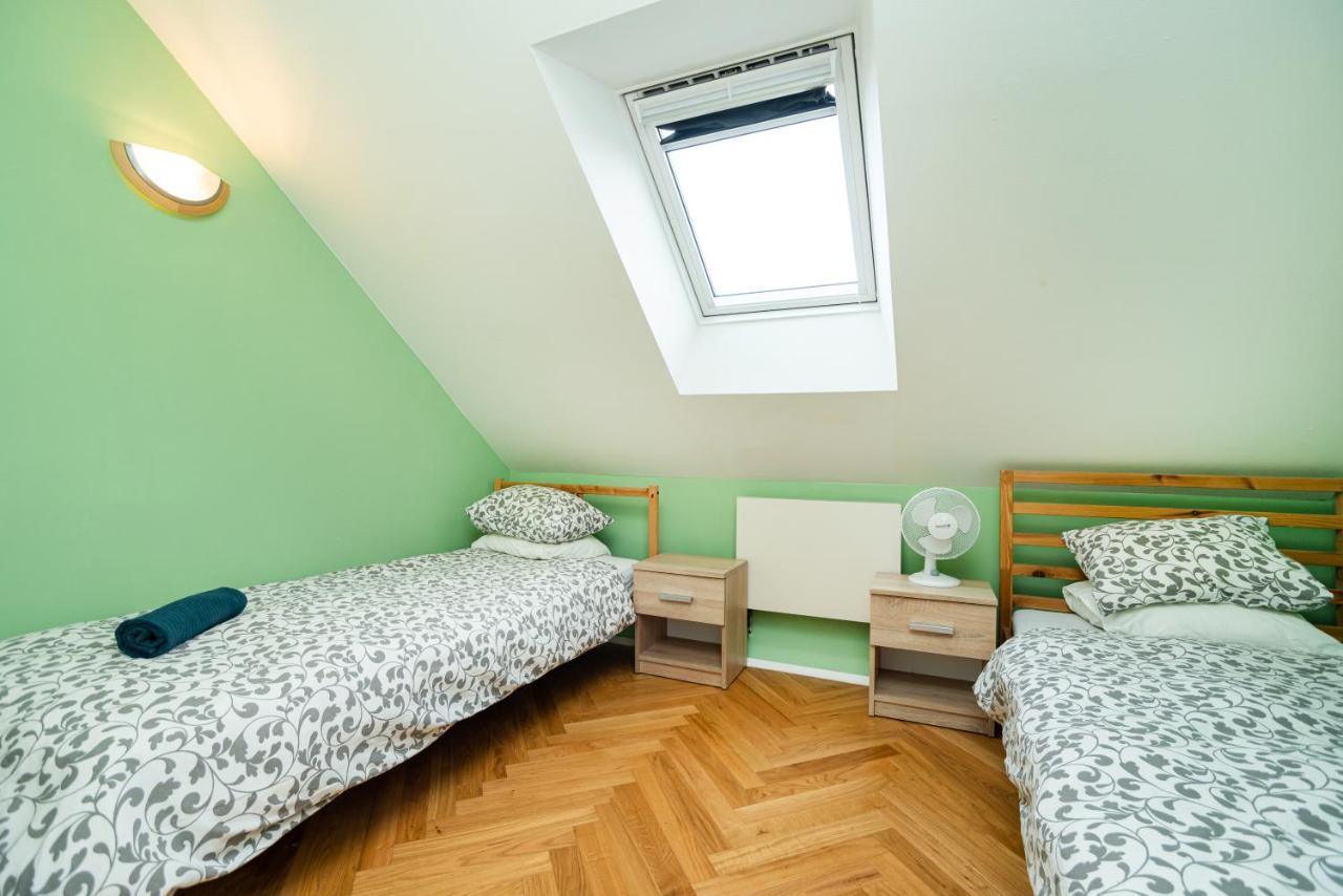 Central, Spacious, Modern 5 Bedrm Duplex W/Balcony Praha Exteriér fotografie