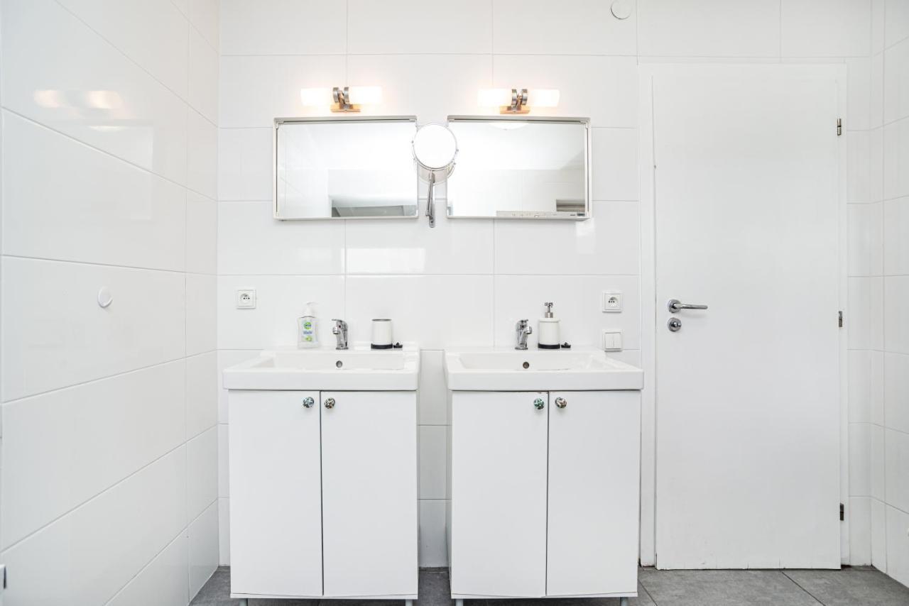 Central, Spacious, Modern 5 Bedrm Duplex W/Balcony Praha Exteriér fotografie